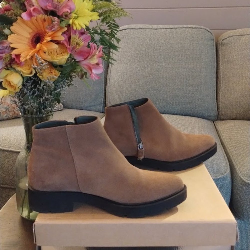 Andre Assous Tala Bootie Unisex size 40